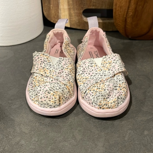 TOMS leopard slip on Velcro shoes size 6 - Picture 2 of 7